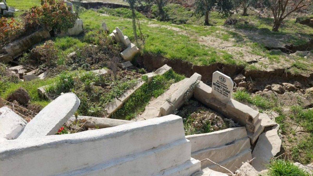 Depremler mezarları da yıkmış! 50 mezar kayıp