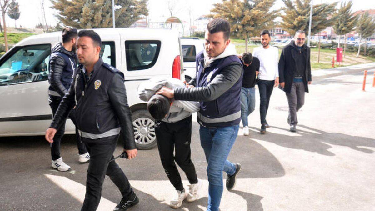 Enkazdaki polisin silahını çaldı, satarken yakalandı