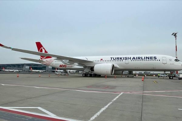 THY'nin 'Tek Yürek' isimli 400'üncü uçağı depremzede çocuklar ve aileleri için havalandı