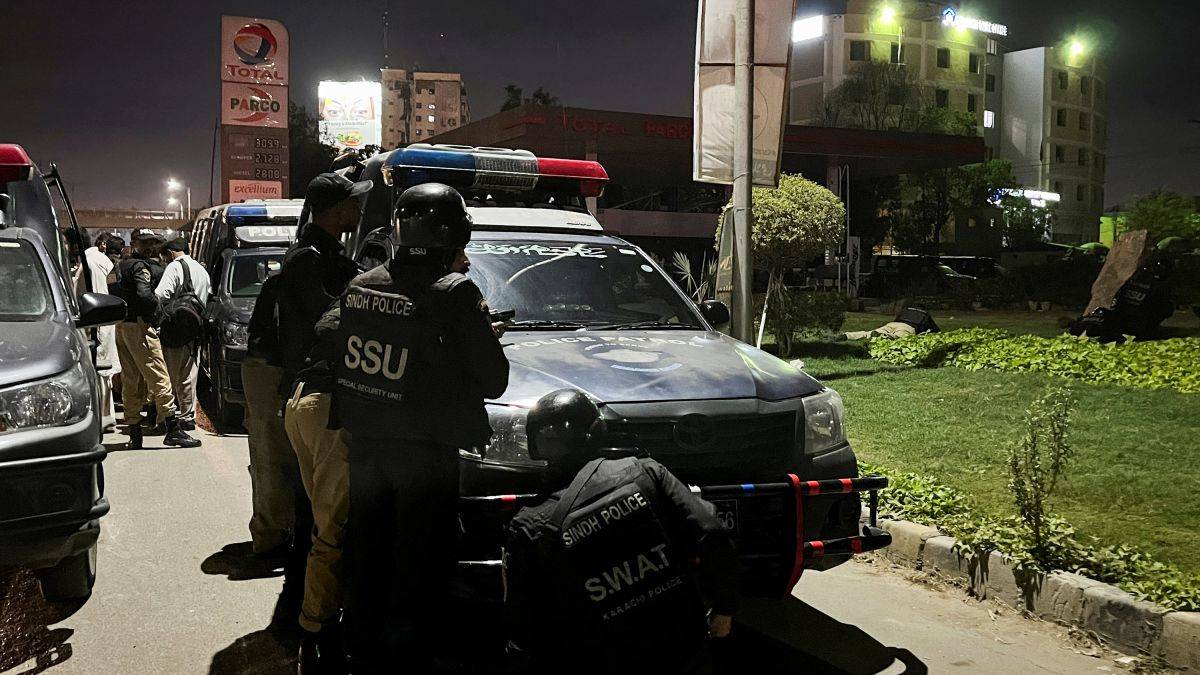 Pakistan'da polise saldırı! 9 polis öldü