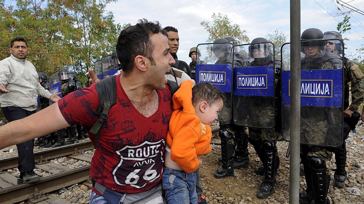 Yunan polisi Türkiye'ye geri gönderdiği göçmenleri yağmalıyor