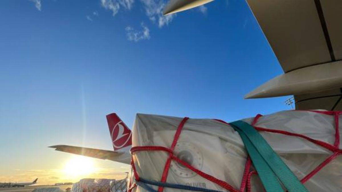 THY'nin 400’üncü uçağı ilk tarifeli seferinde depremzedelere yardım taşıdı