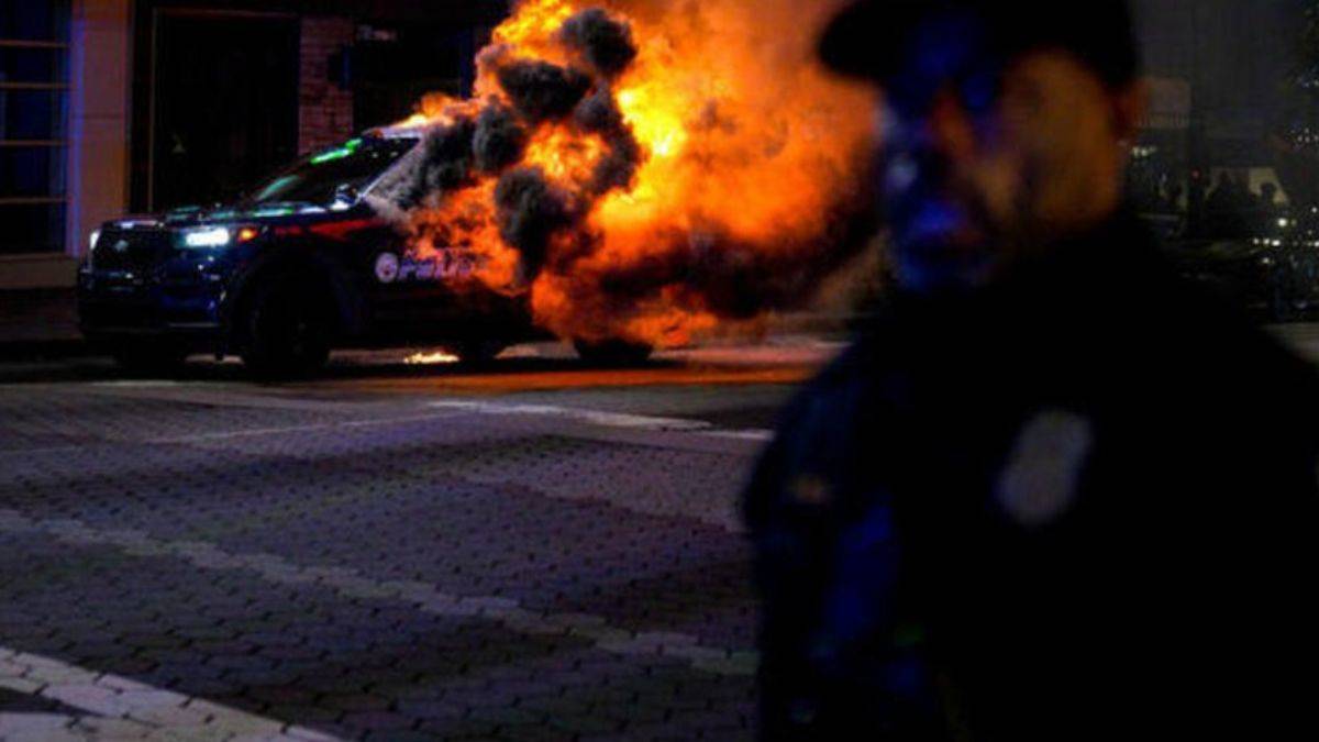 ABD'de protestocular polise kaya ve tuğla fırlattı