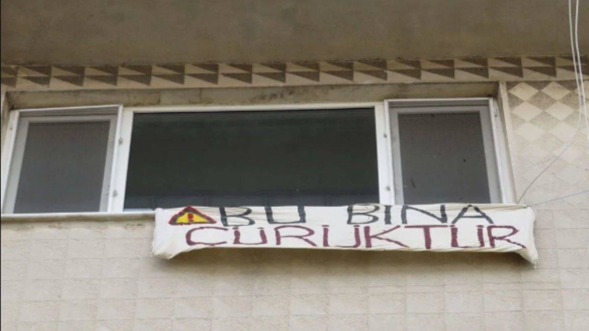 Pankartı astı, daireyi boşalttı! 'Bu bina çürüktür'