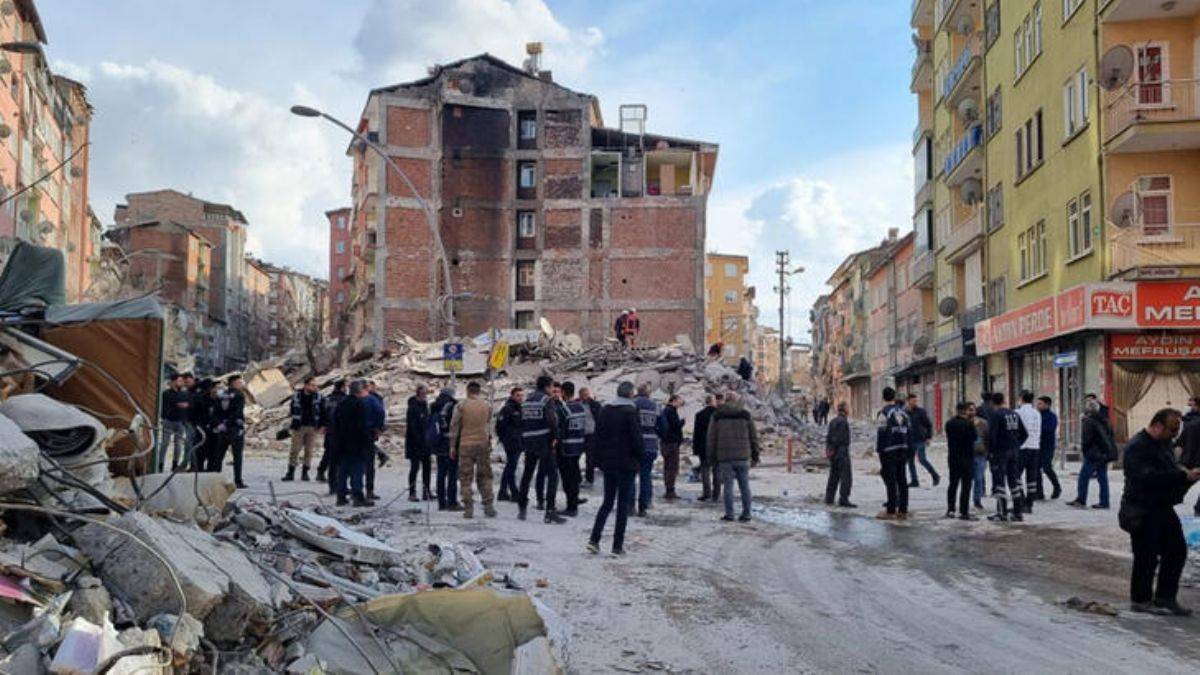 Malatya'da ağır hasarlı bina çöktü