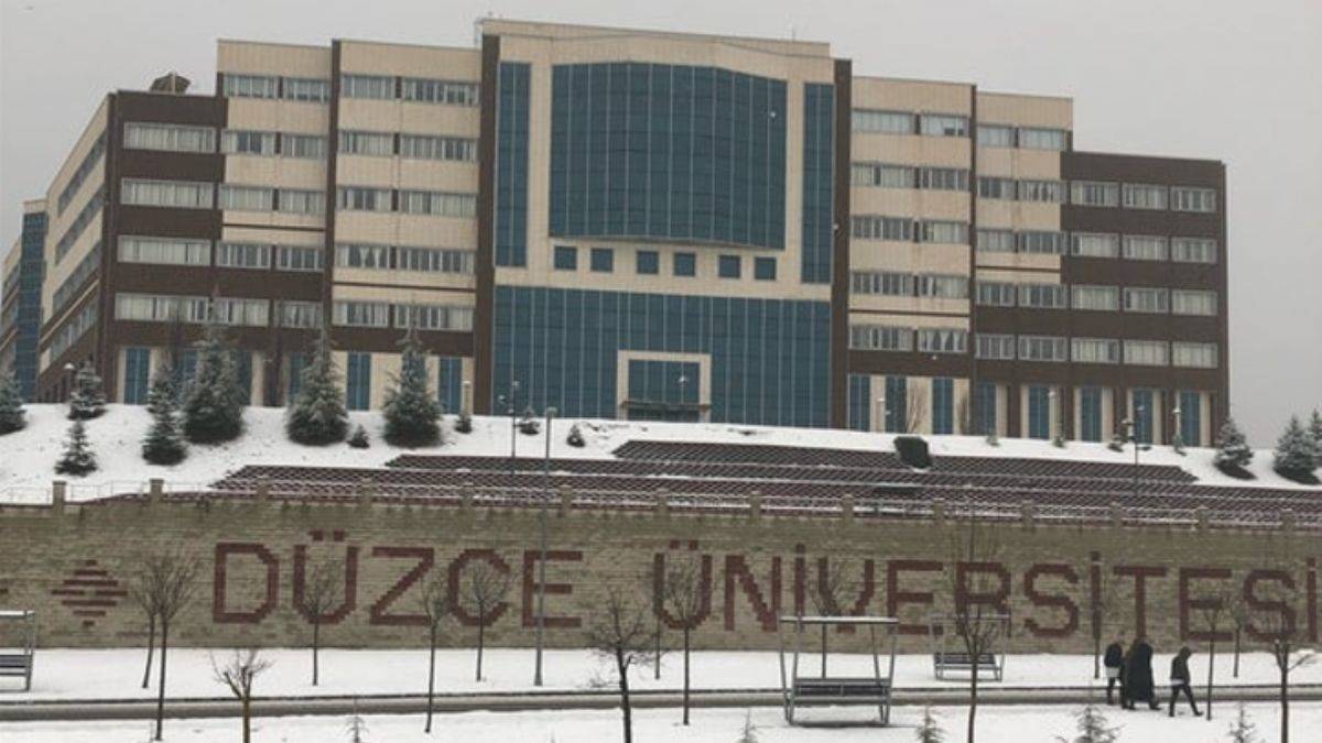 Depremzede öğrencisiyle dalga geçen hoca kovuldu