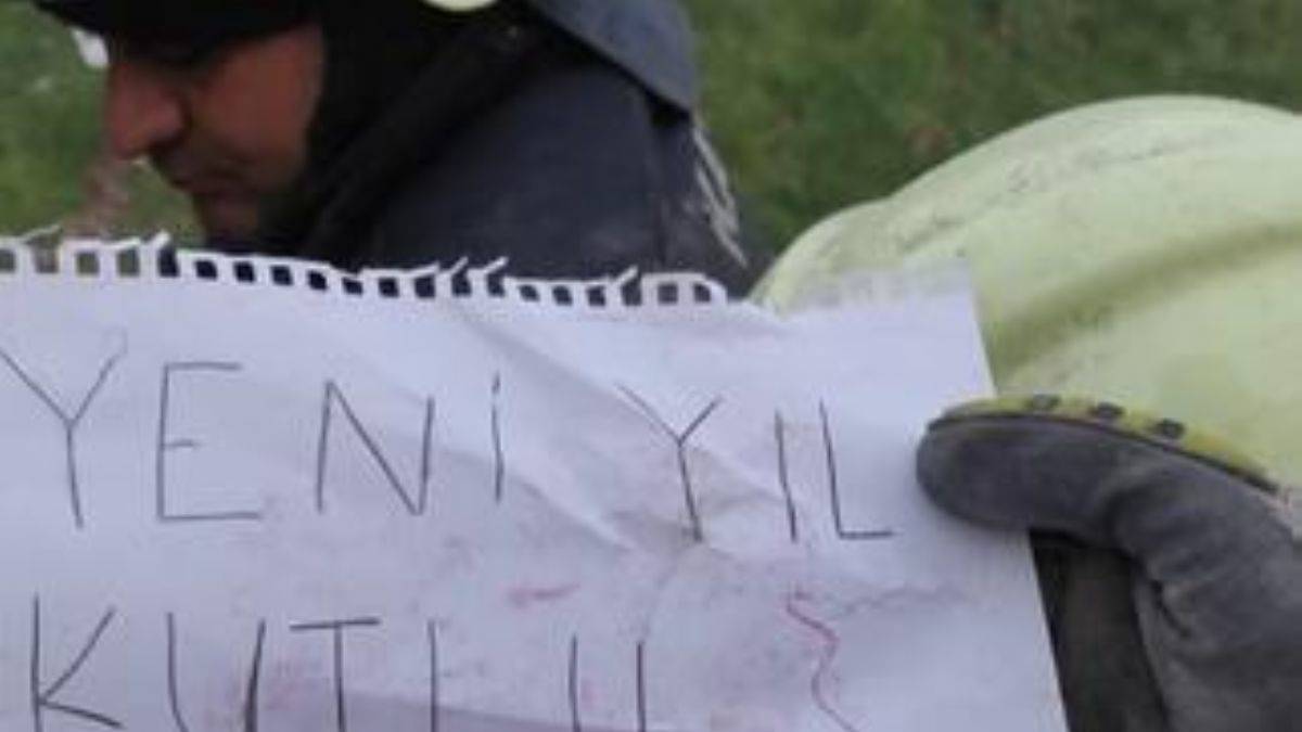 Depremde ölen 9 yaşındaki Mehmet, çizdiği yılbaşı resminde depremsiz yıl dilemiş