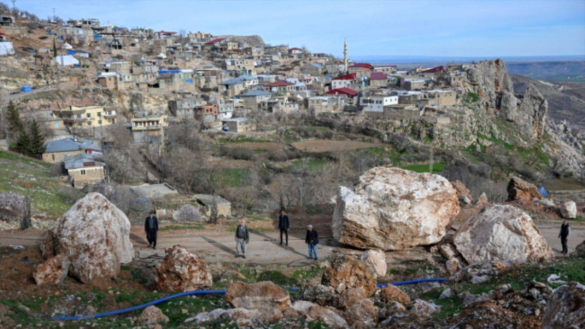 Depremde dağdan kopan devasa kayalar evleri teğet geçti