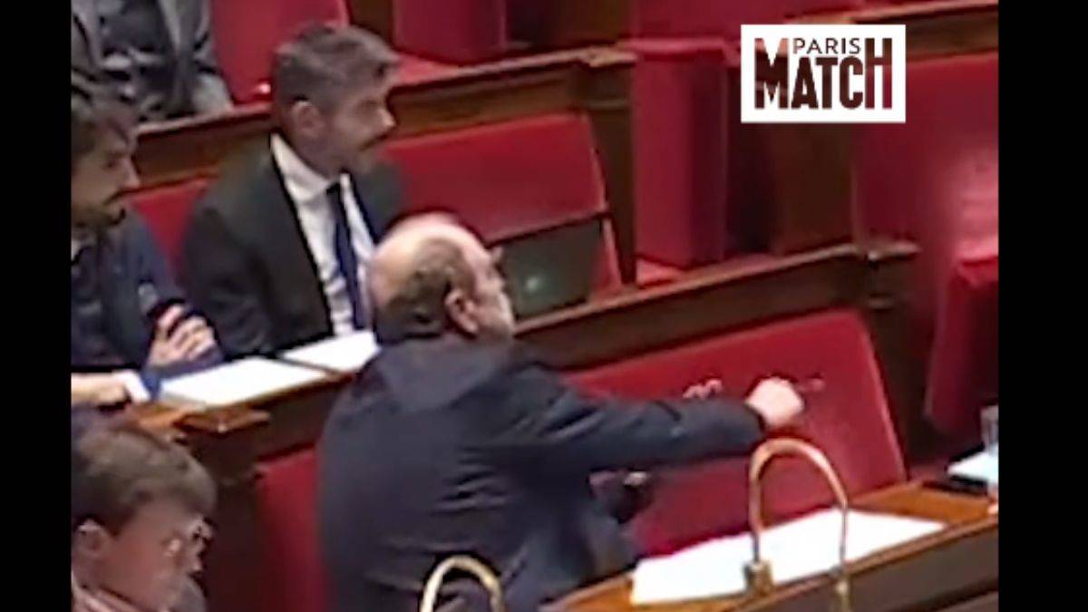 Fransız bakandan 'kol' hareketi! Meclis karıştı