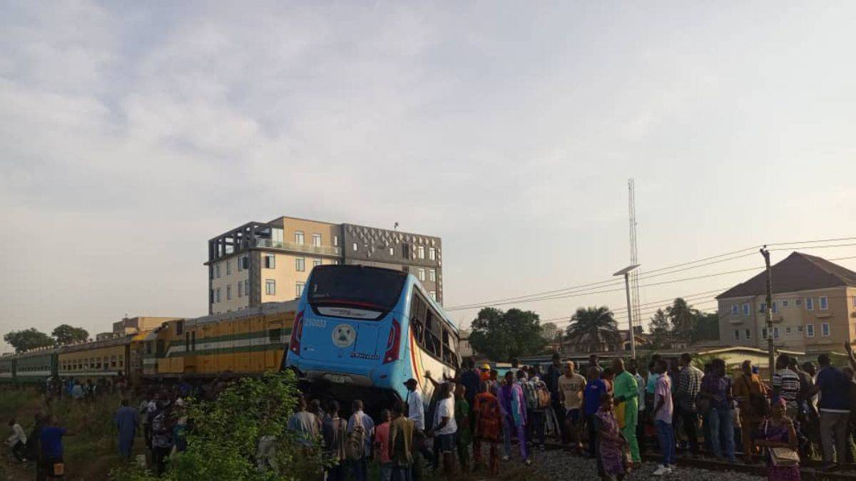 Nijerya'da tren yolcu otobüsüne çarptı