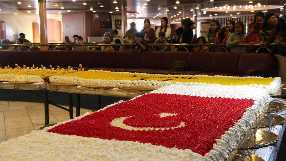 Gemide konaklayan depremzedelere dev pasta sürprizi