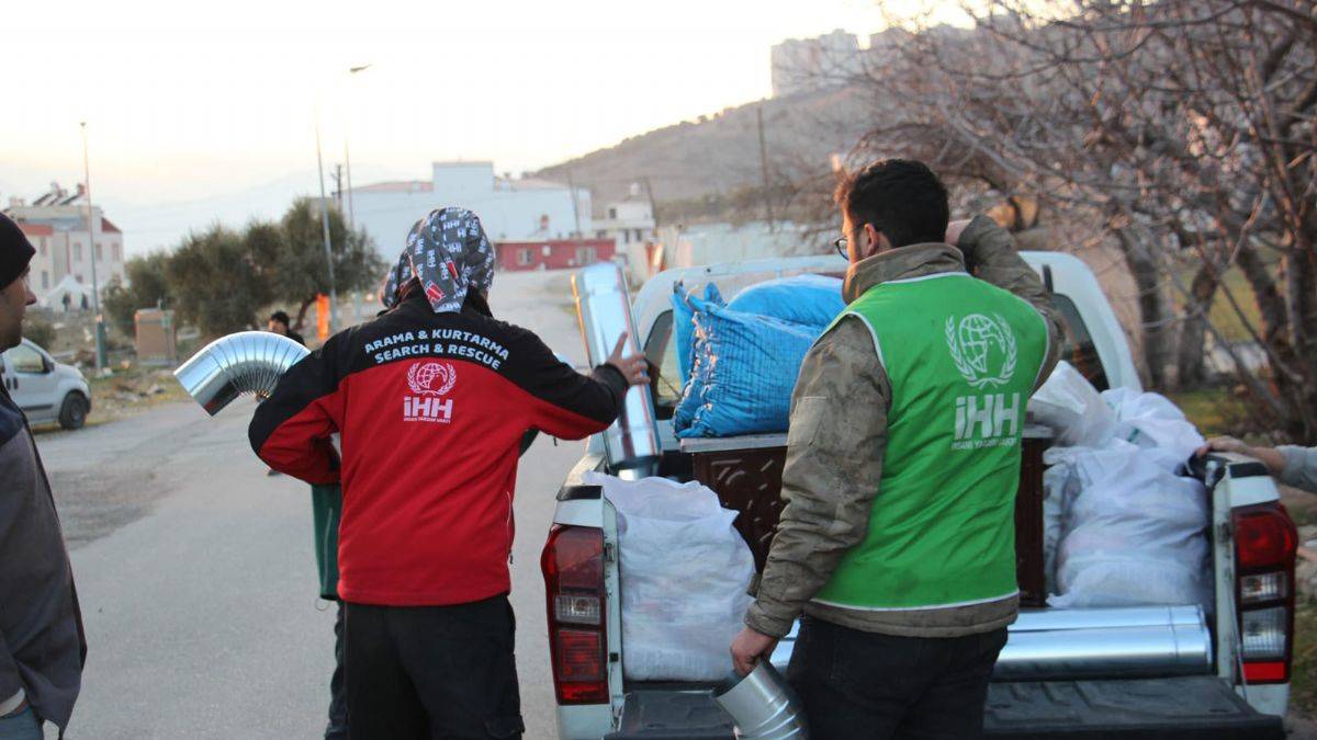 İHH deprem bölgelerinde 7 bin 21 kişiyle çalışıyor
