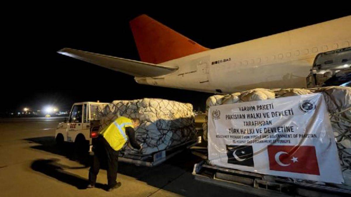 Pakistan'ın yardımlarını taşıyan uçak Adana'ya ulaştı