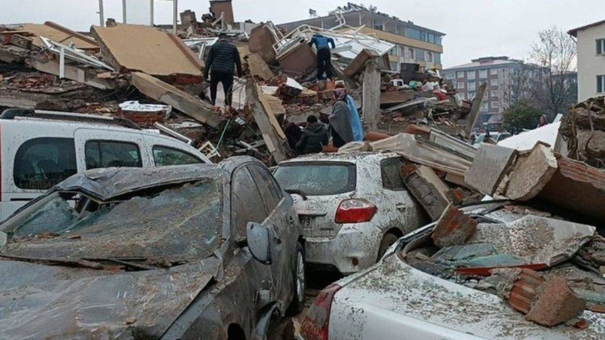 Binaların altından tek tek çıkarıldılar! 950 araç hurdaya döndü