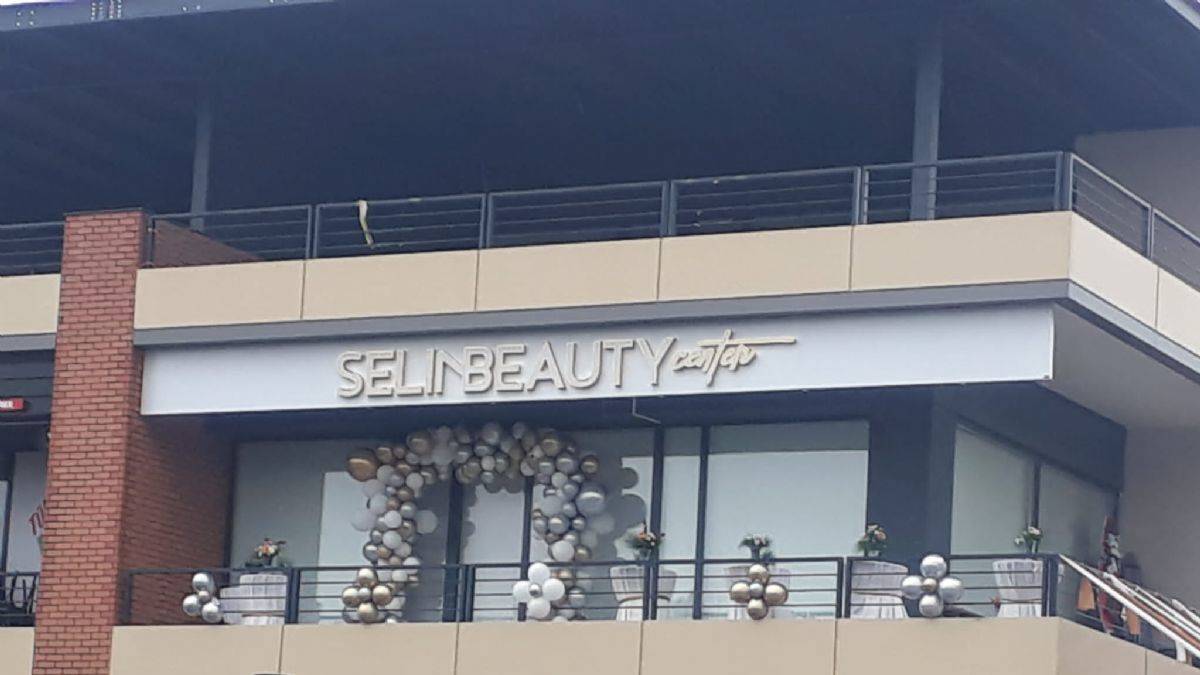 Selin Ciğerci'nin Konya'da güzellik merkezi açması protesto edildi