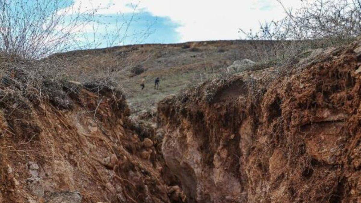 Geyiktepesi'nde dev yarıklar ortaya çıktı