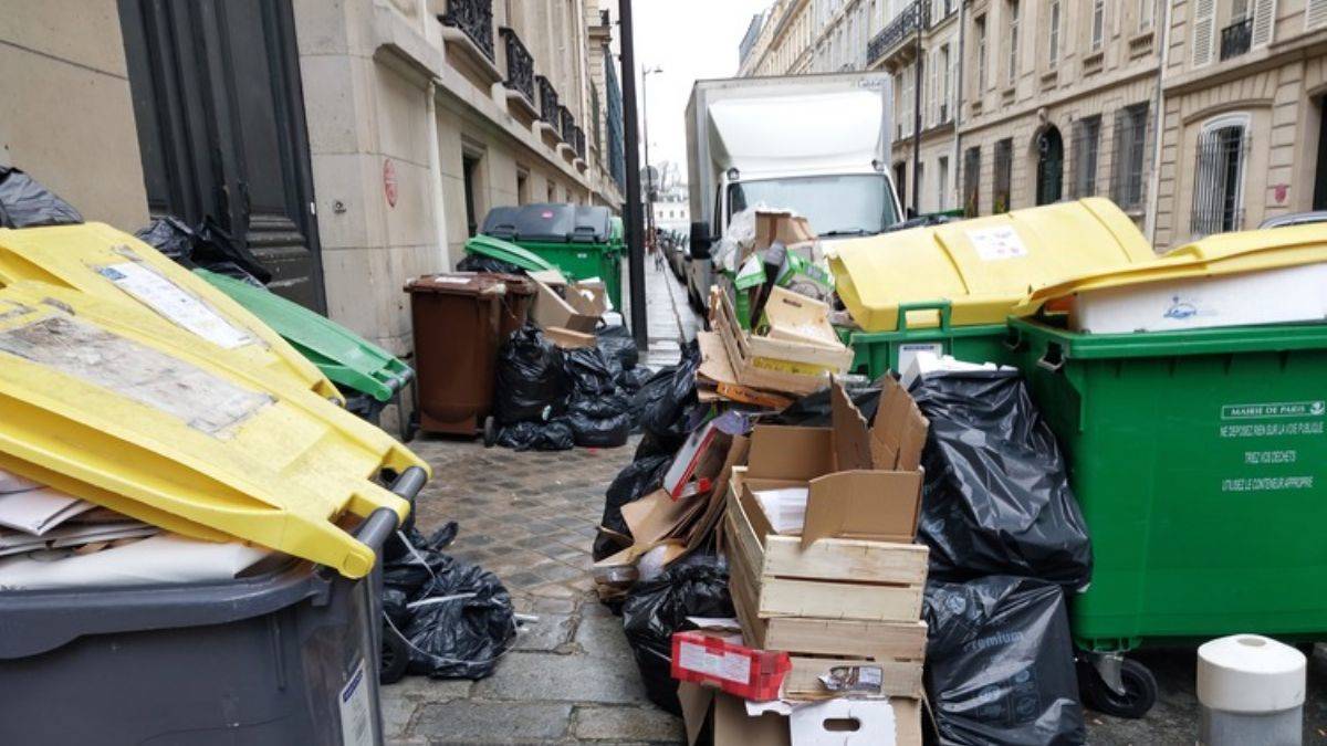 Paris'i binlerce ton çöp yığını kapladı