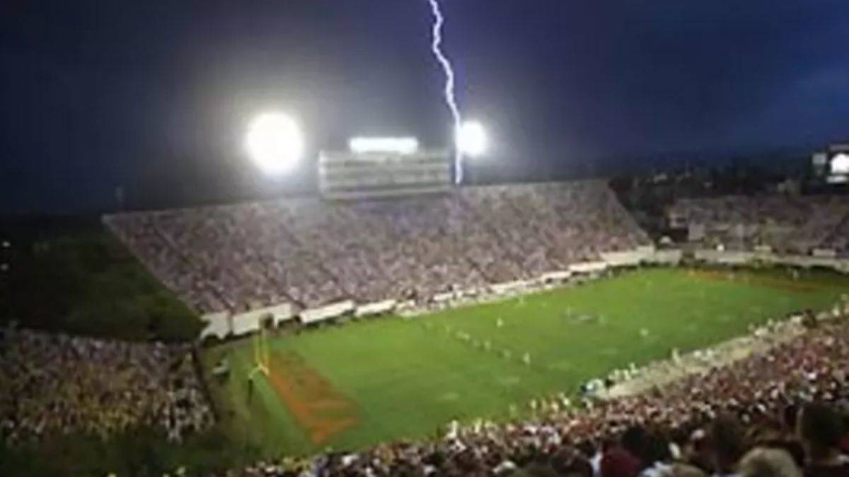 Maç sırasında yıldırım düştü: 2 ölü