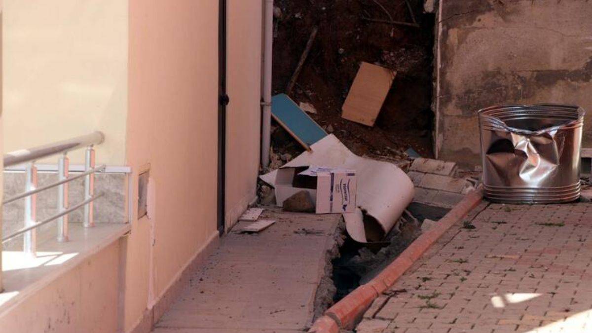 Deprem binanın yönünü değiştirmiş