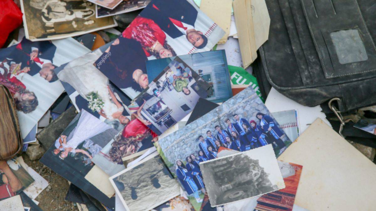 Depremde tamamen yıkılan binadan geriye sadece fotoğraflar kaldı