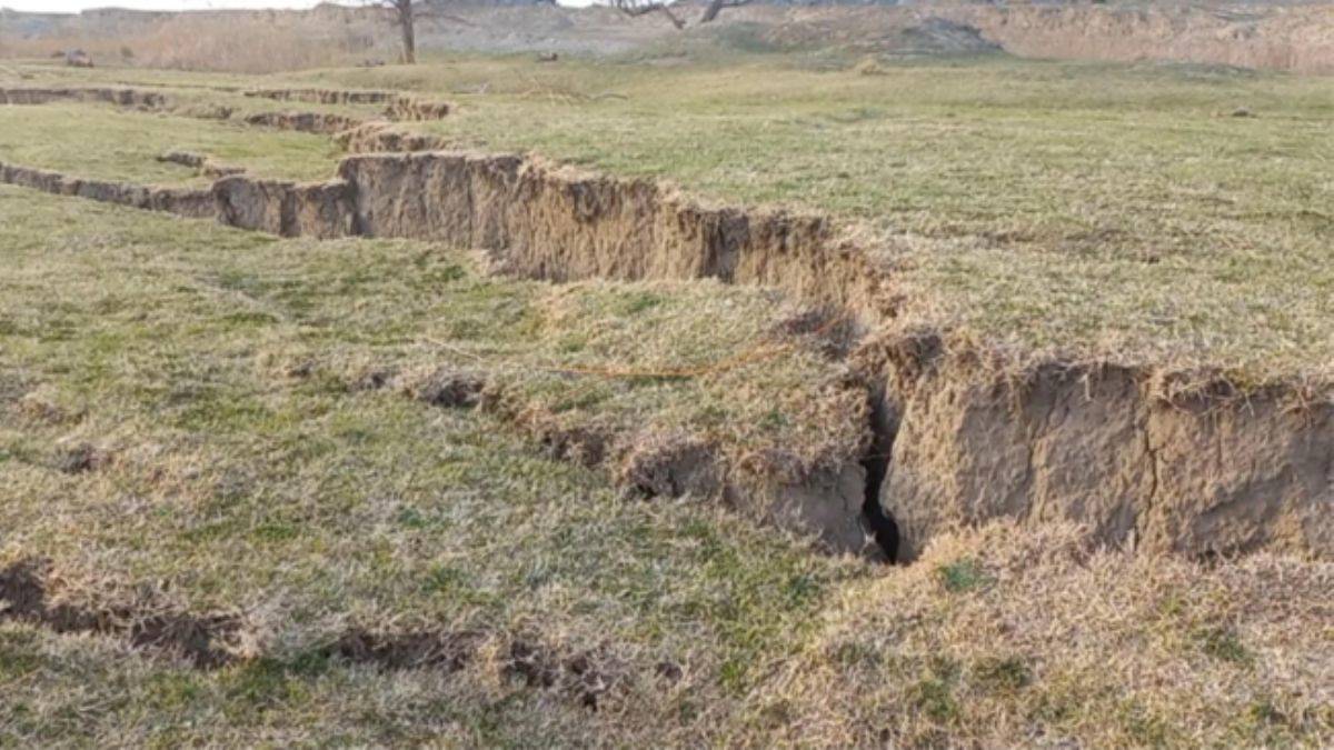 Ceyhan Nehri kıyısında depremde dev yarıklar oluştu