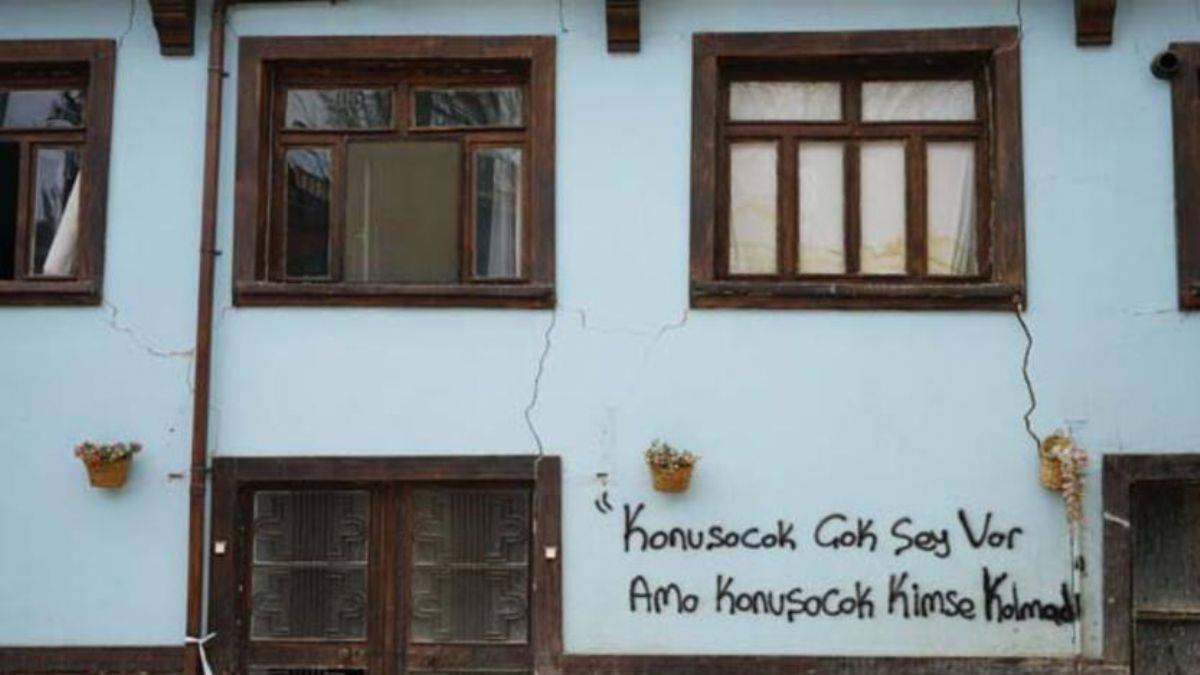 Depremin vurduğu Malatya'da duygulandıran duvar yazıları