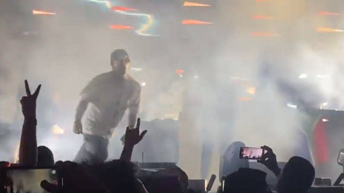 Ünlü rapçi Costa Titch, konserde aniden düşüp öldü