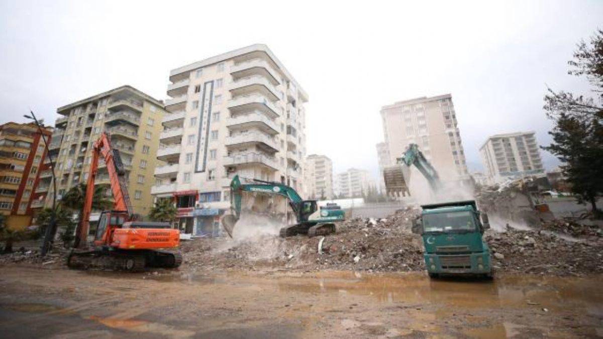 Kahramanmaraş'ta ağır hasarlı binaların yıkım işlemleri sürüyor