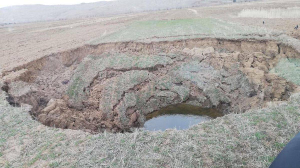 Köylüleri hayrete düşüren görüntü! 15 metre çapında obruk oluştu