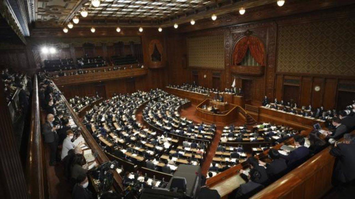 Japonya'da seçildiğinden beri meclise gelmeyen YouTuber'ın milletvekilliği düşürüldü