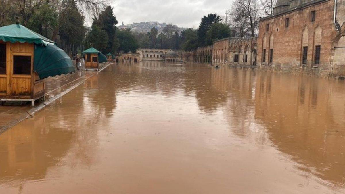 Tarihi Balıklıgöl'de sular taştı, çamur haline geldi
