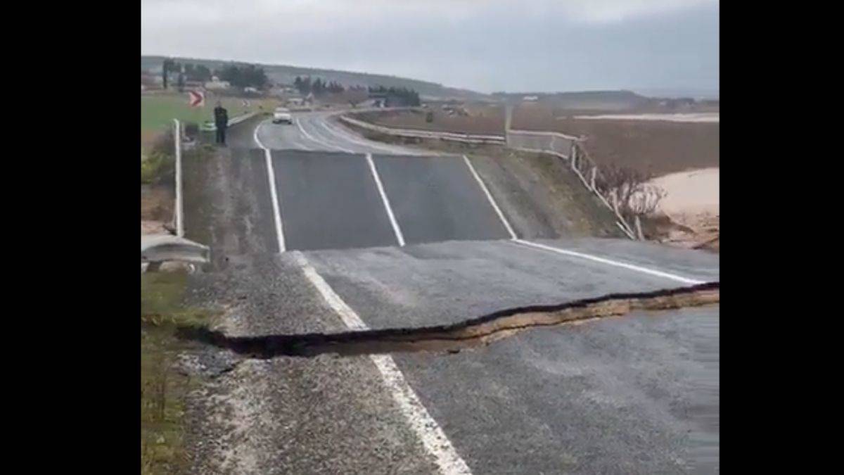 Şanlıurfa'daki sel yolu böyle yuttu