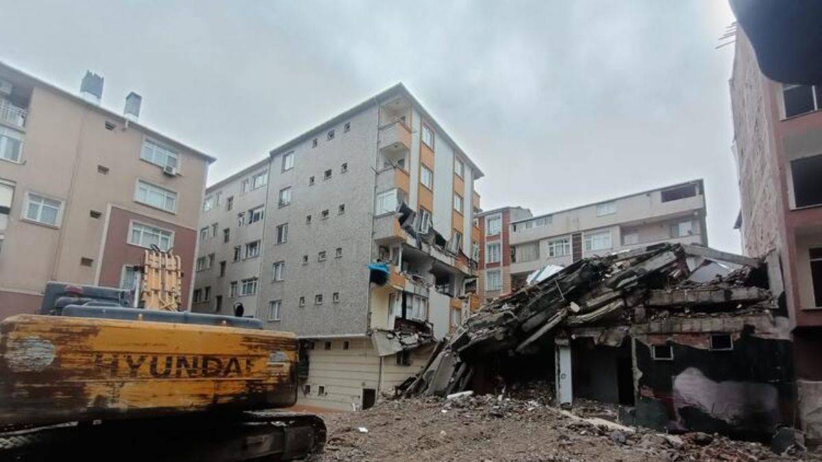 İstanbul'da yıkımı yapılan bina yan binanın üzerine çöktü