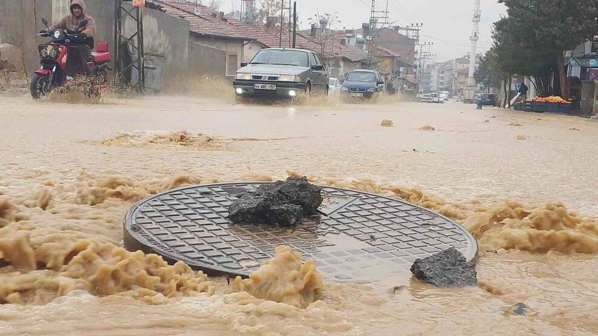 Malatya’da rögar taştı, cadde göle döndü
