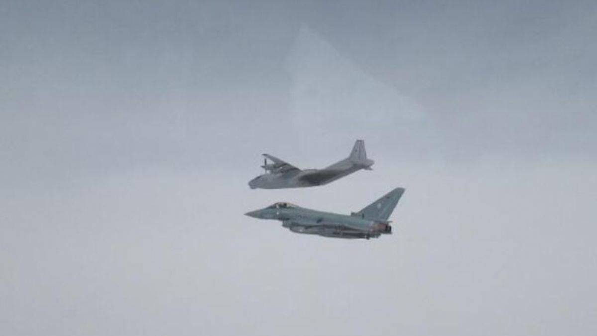 İngiliz, Alman ve Rus savaş uçakları arasında it dalaşı