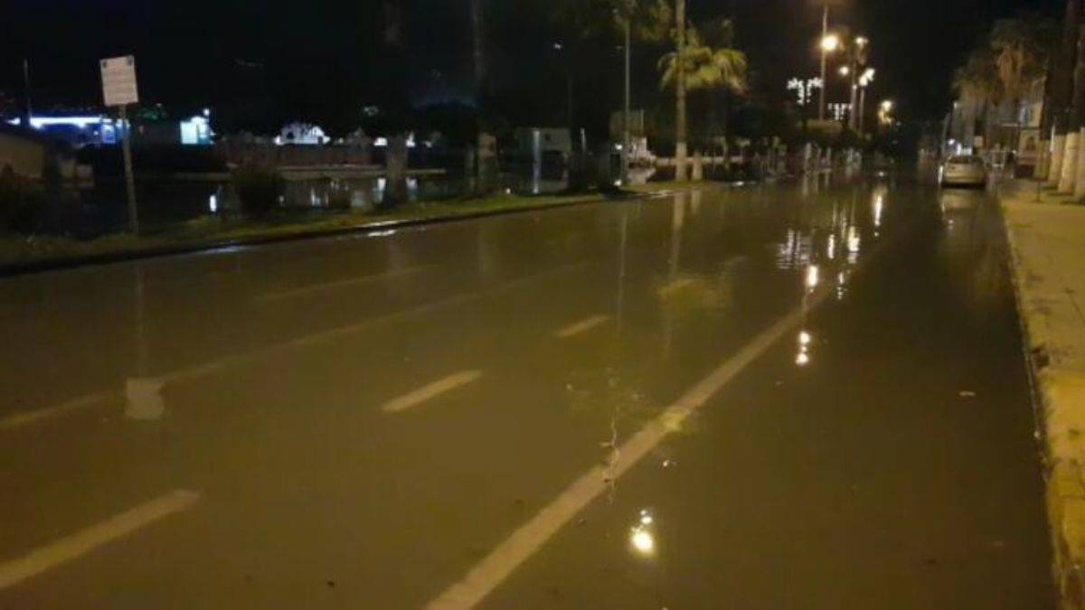 İskenderun'da deniz yükseldi, ev ve işyerlerini su bastı