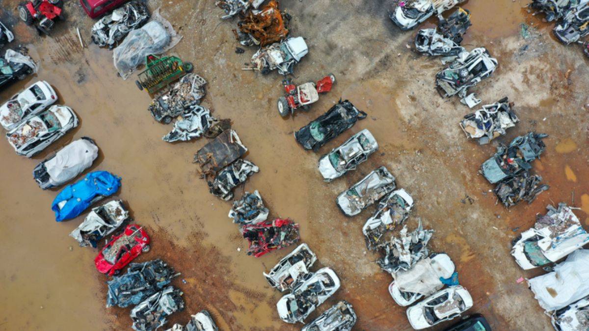 Enkazdan çıkarılan hasarlı araçlar sahiplerini bekliyor