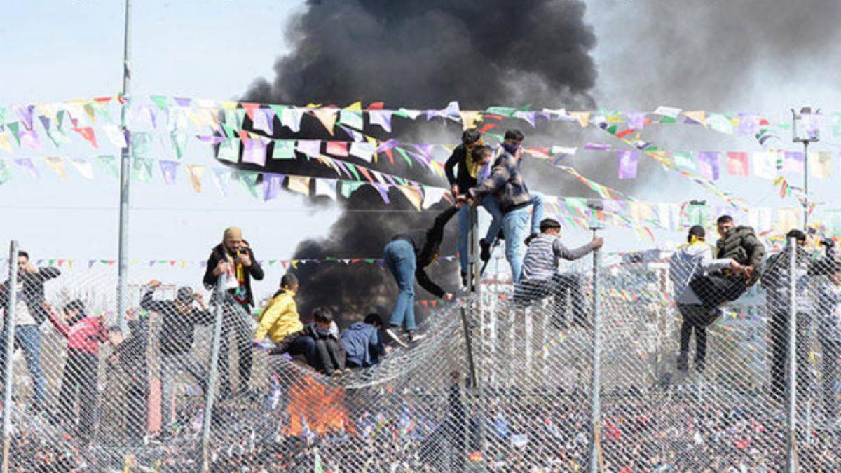 2.5 ton odun yakıldı, 'Öcalan/PKK' sloganları atıldı: 5 polis yaralı