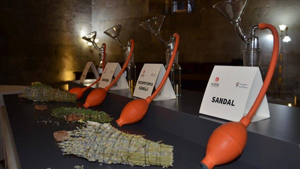 Erzurum'da sergi: Yazıdan da eski kokunun 5 bin yıllık tarihi