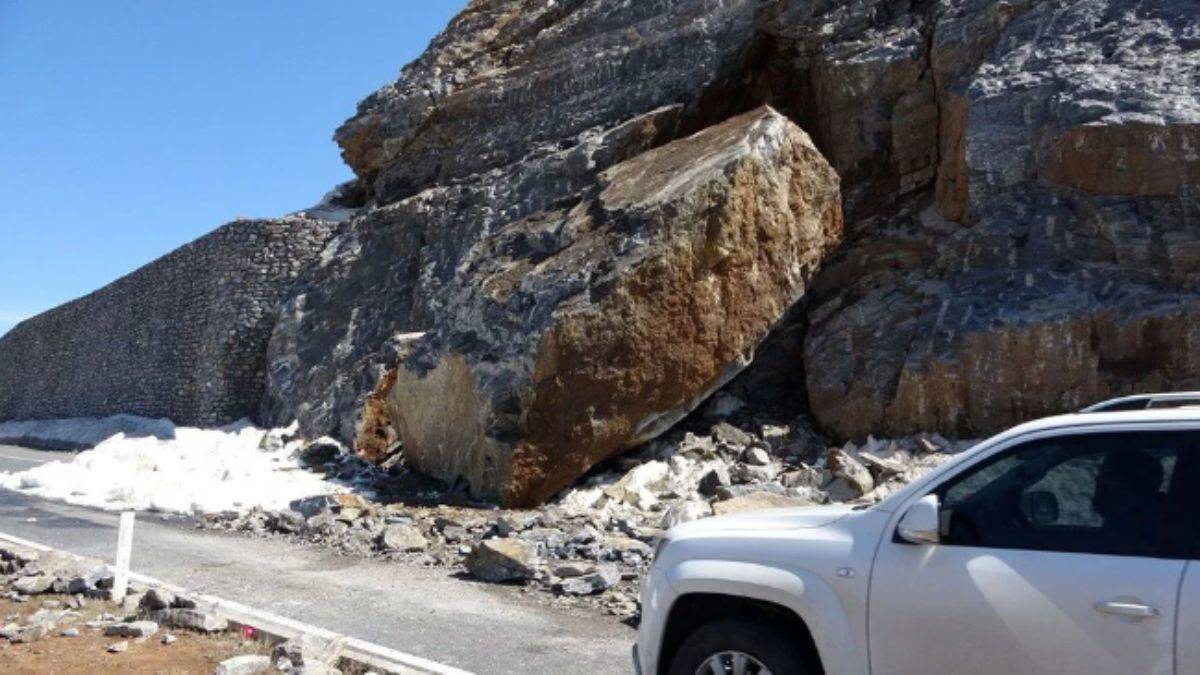 Bitlis'te düşen dev kaya yolu kapattı