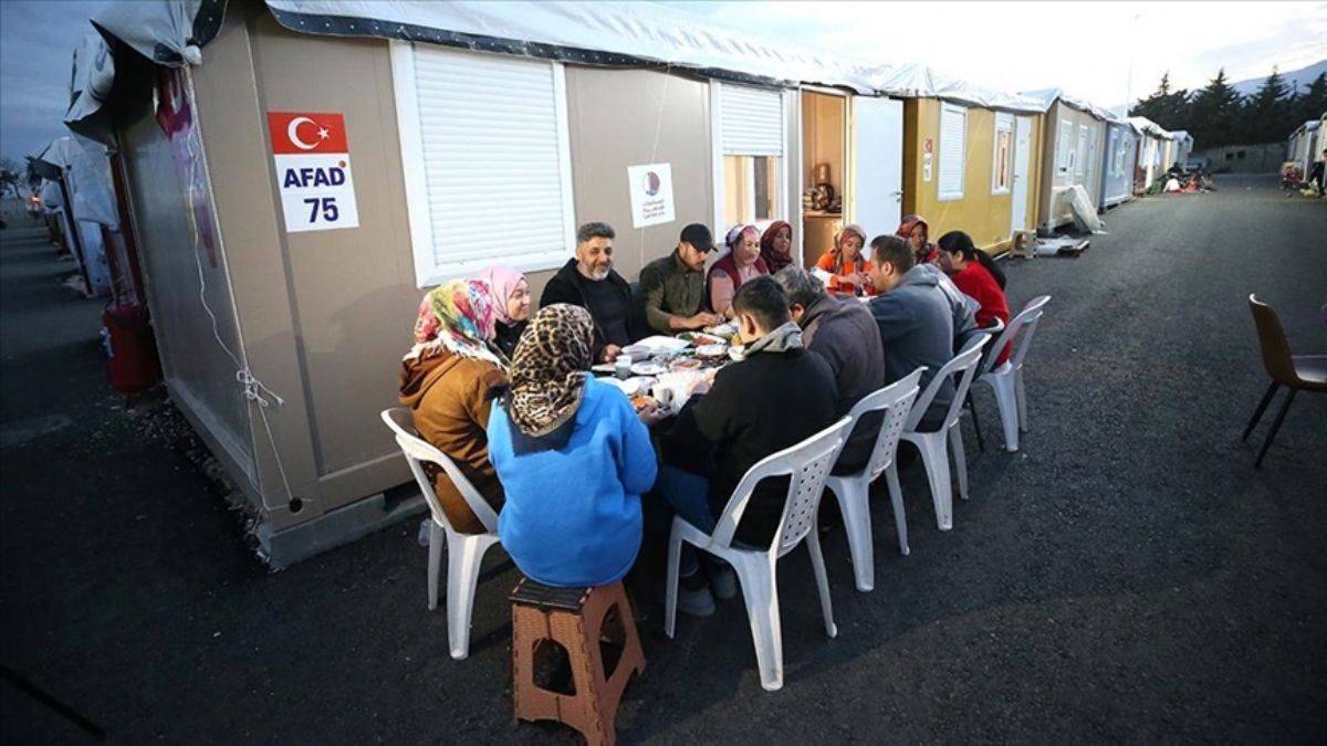 Hatay'daki konteyner kentte ilk iftar