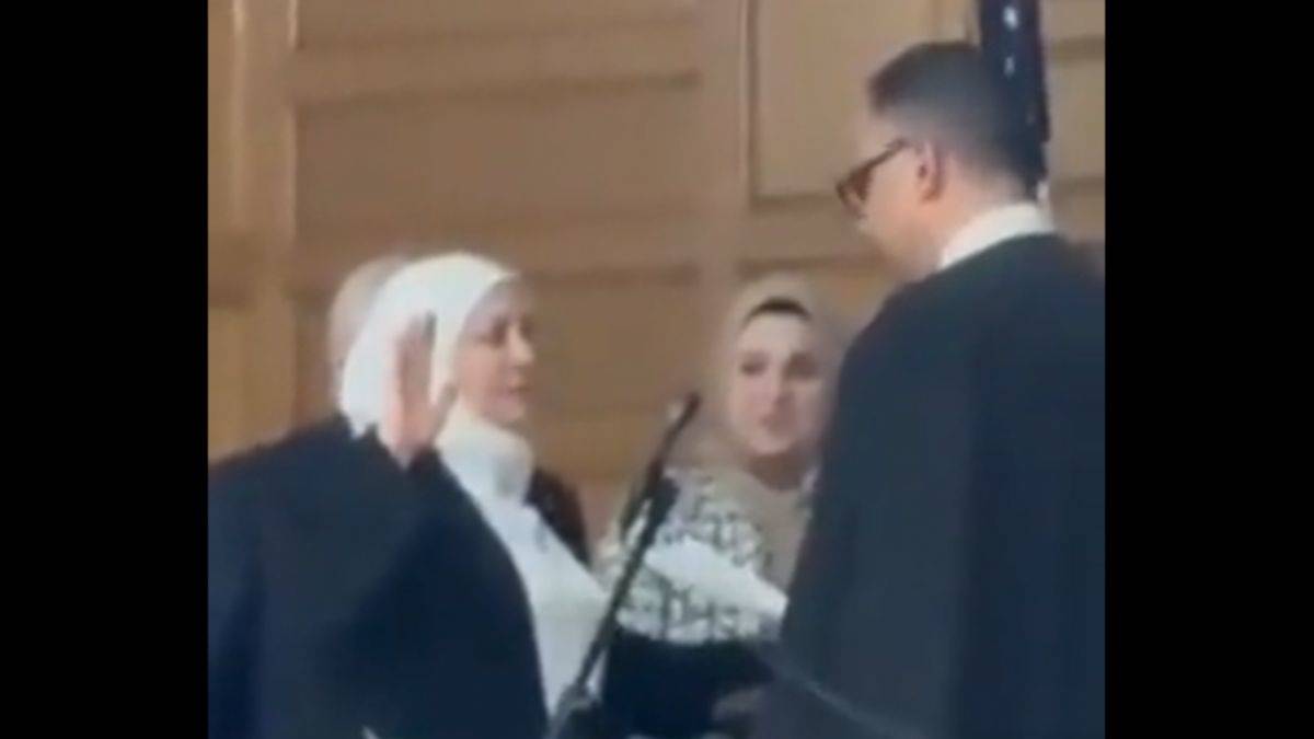 ABD New Jersey tarihinde ilk başörtülü hakim