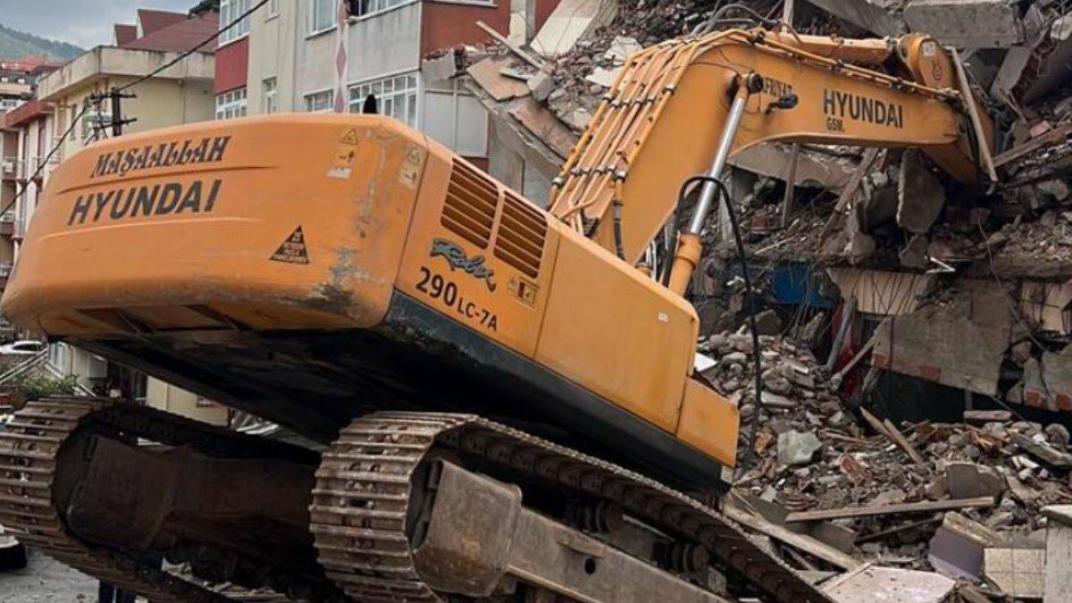 Yıkım sırasında iş makinesi kazası