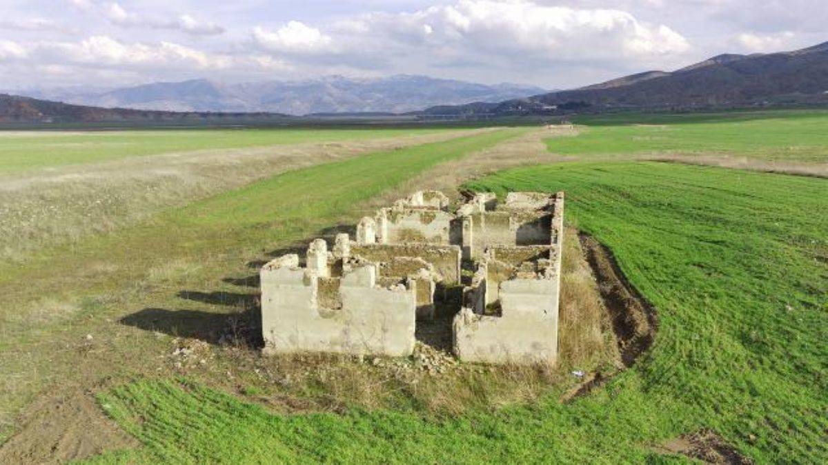 Sular çekildi, 83 yıllık yapı yüzüne çıktı
