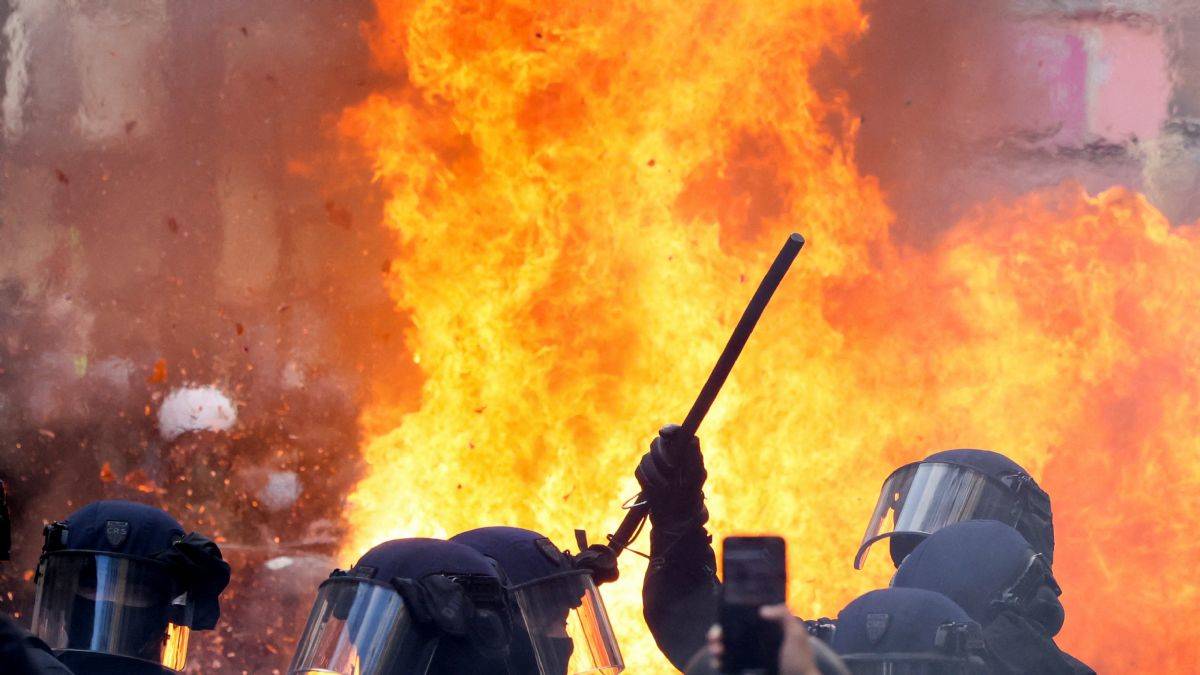 Paris'te 457 gözaltı, 441 polis ve jandarma yaralı