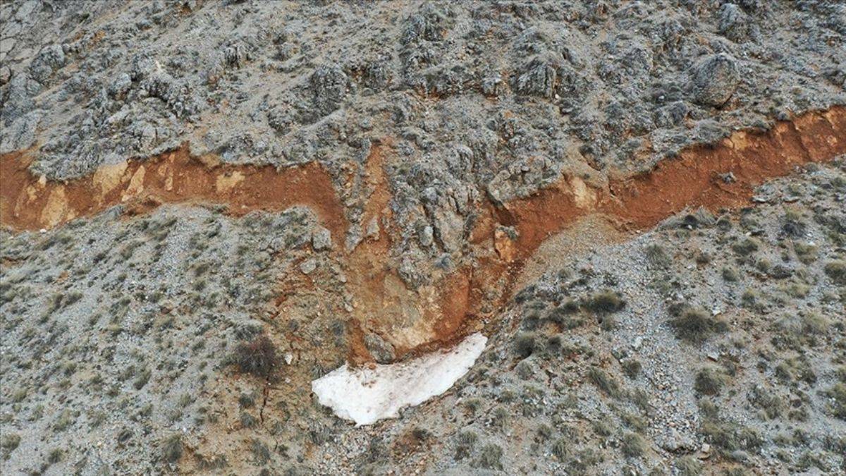 Deprem dağları da yarmış! Karlar eriyince ortaya çıktı