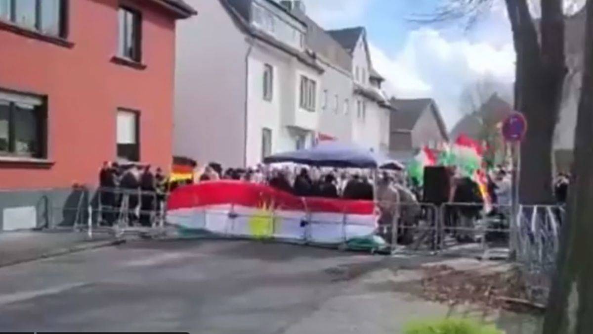 PKK yandaşları Almanya'daki Türk konsoloslukları önünde!