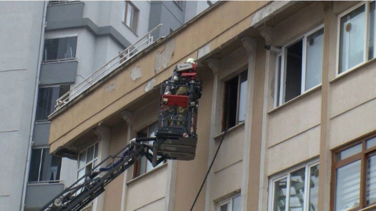 Şarj adaptörü büyük bir gürültüyle patladı