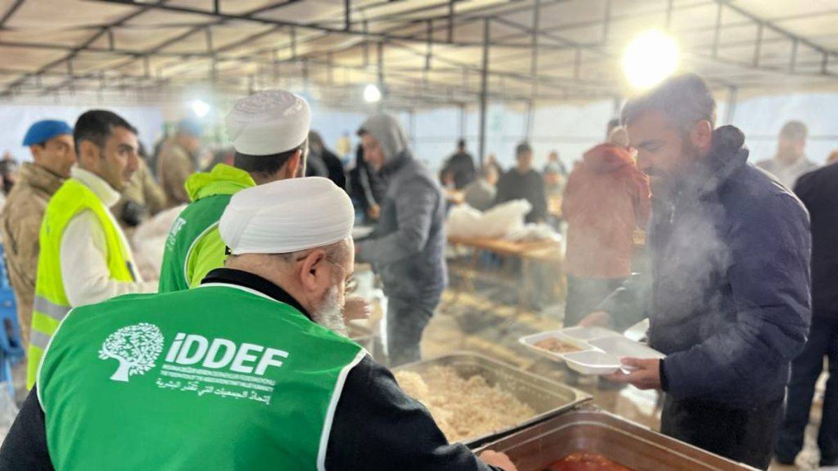 Deprem Bölgesindeki Kazanlar Afetzedeler İçin Kaynıyor