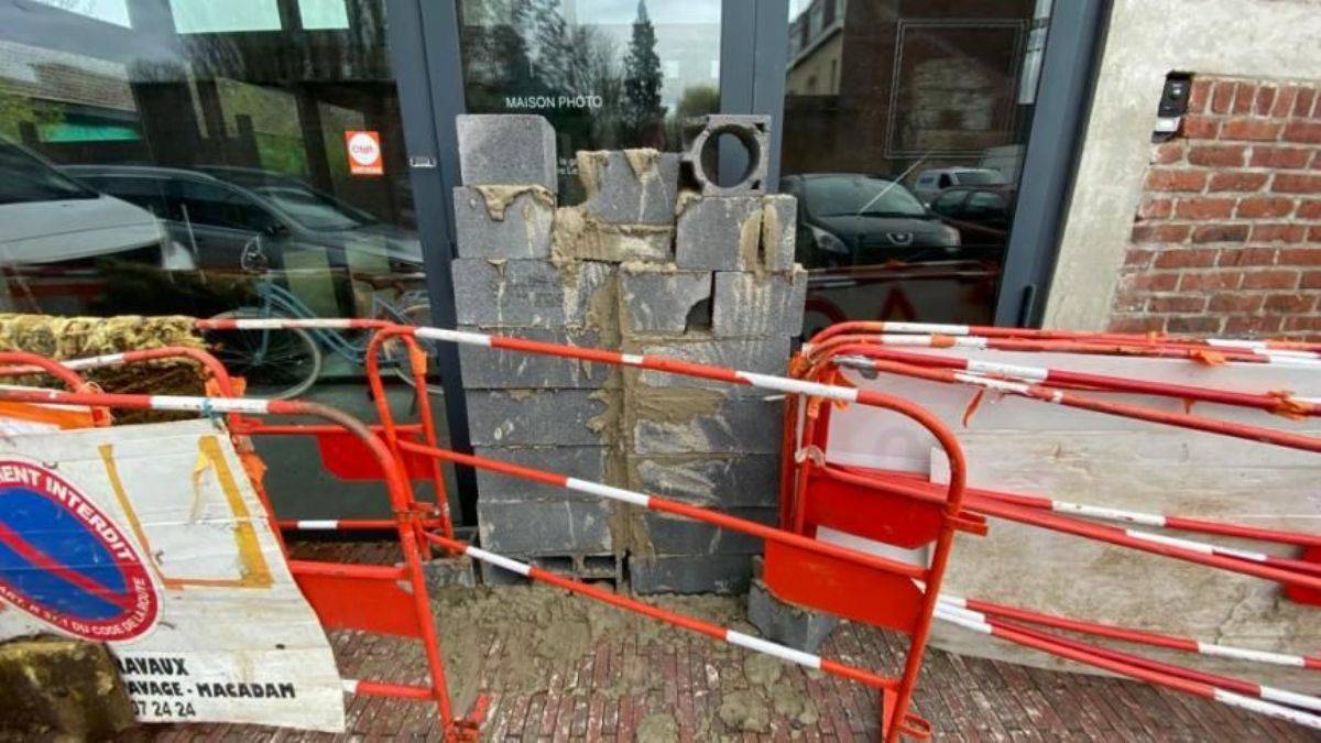 Fransız milletvekilinin kapısına duvar ördüler